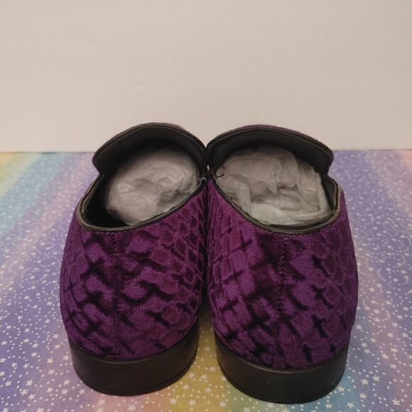 AMALI MEN'S DIAMOND QUILTED EMBOSSED FAUX VELVET LOAFER WITH METAL CHAIN. - Picture 5 of 8